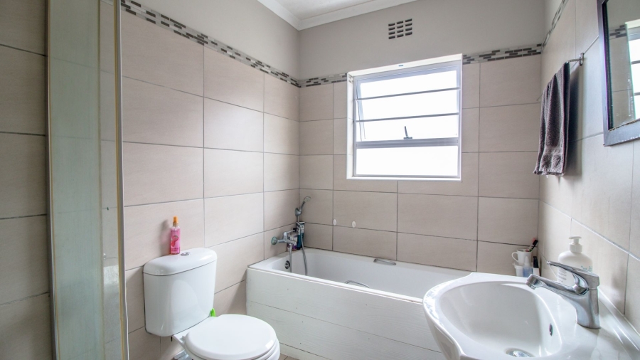 6 Bedroom Property for Sale in Kidds Beach Eastern Cape